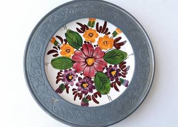 Stary ręcznie malowany talerz ceramiczny w cynowej oprawie, używany na sprzedaż  Łódź