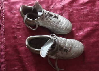 Buty sportowe adidas srebrne r.35/36 (UK 4) na sprzedaż  Piekary Śląskie