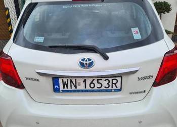 Toyota Yaris (HYBRYD) w kolorze perlowym na sprzedaż  Rybna