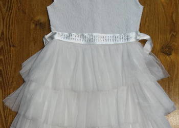 Elegancka sukienka dziewczęca falbany r.134, używany na sprzedaż  Legnica