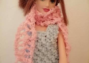 Używany, Ubranko błękitna sukienka dla lalki Barbie i szalik różowy na sprzedaż  Płock