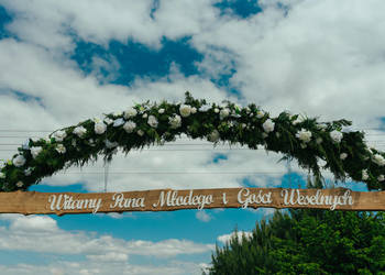 Używany, Brama weselna, ścianka weselna, sztuczne kwiaty na sprzedaż  Niepołomice