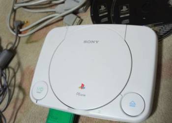 sprzedam konsole PlayStation one komplet z 40 grami, używany na sprzedaż  Chorzów