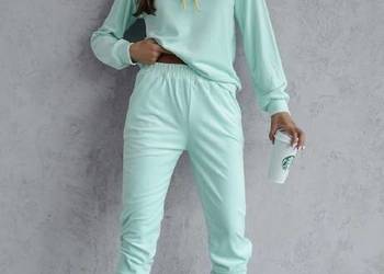 Damski welurowy dres pastelowy kolor mięta L/XL na sprzedaż  Ostrzeszów