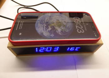 Zegar cyfrowy USB z ładowarką indukcyjną telefonu, używany na sprzedaż  Szczecin