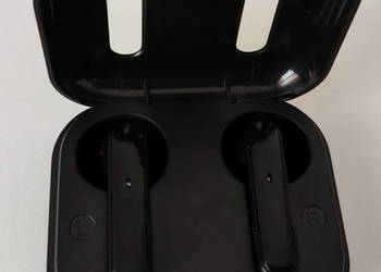 Nowe słuchawki bezprzewodowe na bluetooth z etui ładującym na sprzedaż  Skarżysko-Kamienna
