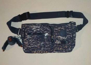 Używany, Nerka Saszetka Kipling Presto Fioletowy Kamuflaż 29 cm na sprzedaż  Lublin