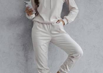 Używany, Damski welurowy dres beżowy L/XL na sprzedaż  Ostrzeszów