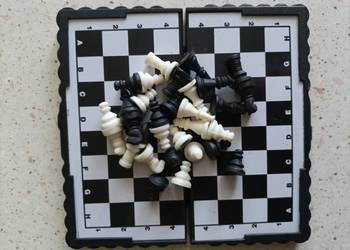 Małe fajne podręczne magnetyczne szachy. na sprzedaż  Września