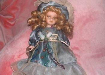 Porcelanowa lalka kolekcjonerska na stojaku na sprzedaż  Sosnowiec
