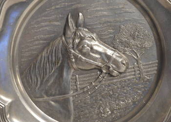 Ozdobny talerz z cyny sygnowany z koniem, używany na sprzedaż  Inowrocław