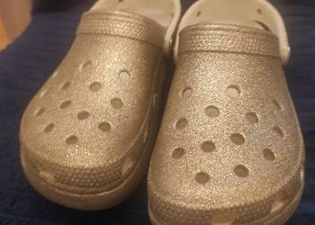 Buty Crocs brokatowe srebrne na platformie. Stan idealny. Rozmiar 32/33 na sprzedaż  Poznań