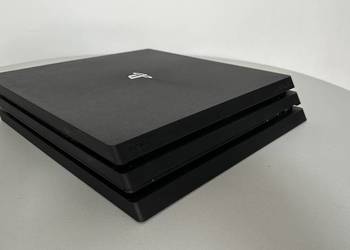 Playstation 4 PRO + dwa pady, używany na sprzedaż  Bochnia