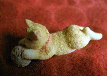 Używany, Kot - Rudy kotek z kłębkiem - Figurka - Twarda masa - 3 x 7 x 3 cm na sprzedaż  Siedlce