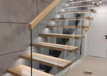 schody jednobelkowe półkowe balustrady szklane stalowe drewniane na sprzedaż  Tokarnia