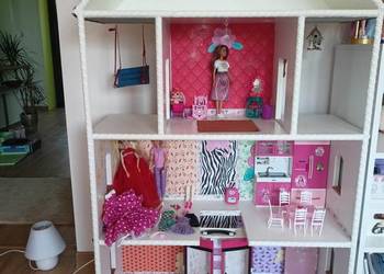 domek dla lalek z laleczkami Barbie i wyposażeniem na sprzedaż  Bochnia