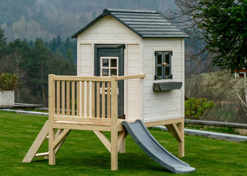 Drewniany domek ogrodowy dla dzieci z podestem na sprzedaż  Trzemeśnia