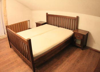 Sypialnia - łóżka + stoliki nocne + materac na sprzedaż  Góra