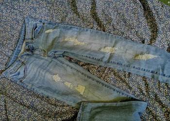 NEW YORKER spodnie jeansy dżinsy zwężane. dziury podszyte XS na sprzedaż  Leszno