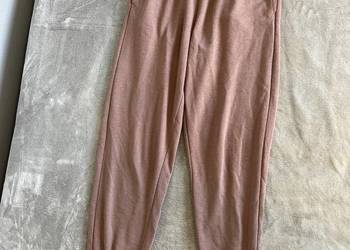 Używany, Spodnie dresowe / dresy brudno różowe na sprzedaż  Jasło