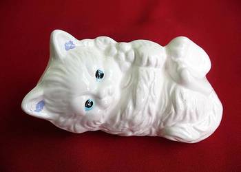 Kot - młody kociak leżący - porcelana - 5 x 10 x 5 cm, używany na sprzedaż  Siedlce