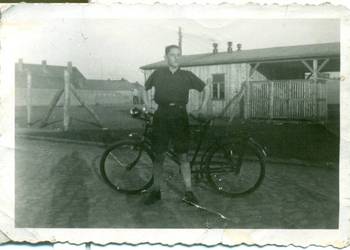 Zdjęcie fotografia rower chłopiec obóz baraki płot na sprzedaż  Bielsko-Biała
